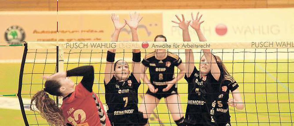 Derby mit Heimvorteil. Im Spiel gegen den Köpenicker SC ist am Samstag in der MBS-Arena auch wieder die Durchschlagskraft von Elisa Muri (7) und Nikol Sajdova (4) am Netz gefragt.