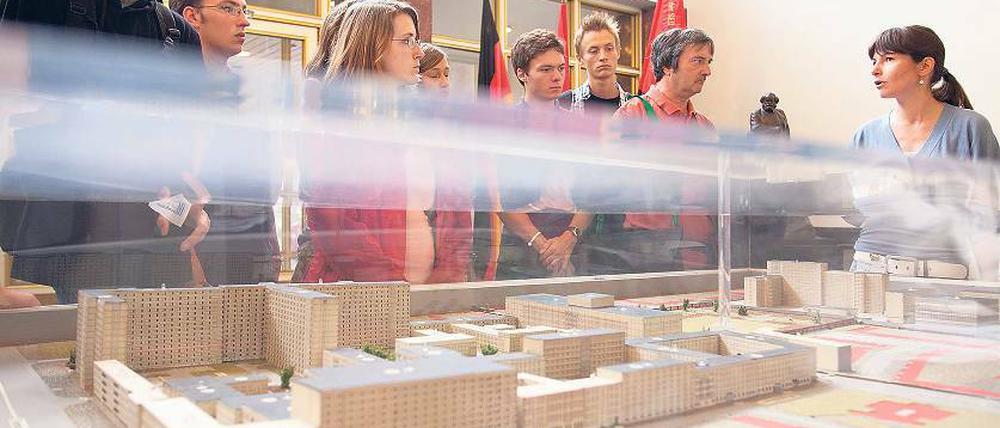 Schaltzentrale. Schüler betrachten im Lichtenberger Stasi-Museum ein Modell des Ministeriums für Staatssicherheit.