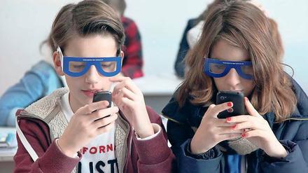 Ins Schwarze hinein tippen. Mit einer speziellen Brille testen die Jugendlichen, wie man mit dem Handy umgeht, wenn man nur zehn Prozent Sehkraft besitzt