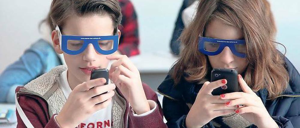 Ins Schwarze hinein tippen. Mit einer speziellen Brille testen die Jugendlichen, wie man mit dem Handy umgeht, wenn man nur zehn Prozent Sehkraft besitzt