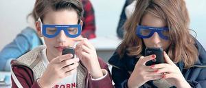 Ins Schwarze hinein tippen. Mit einer speziellen Brille testen die Jugendlichen, wie man mit dem Handy umgeht, wenn man nur zehn Prozent Sehkraft besitzt
