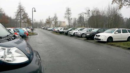 Und darüber ein Parkhaus? Nicht jeder Autofahrer findet einen Parkplatz am S-Bahnhof Teltow. Die Stadt prüft als Option auch ein Parkhaus. 