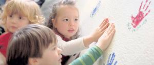 Mit Handabdruck verewigt. Einige Kinder wollen jetzt Maler werden.