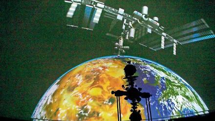 Kleine Menschen – große Geschichte. Die Vorführung von „Stella Nova – auf der Suche nach deinem Ursprung“ lässt die Zeit zusammenschmelzen und zeigt, dass die Menschen Teil einer aufregenden Geschichte mitten im Weltall sind. Während der Fulldome-Show fliegt auch mal ein Satellit oder das Hubble-Teleskop über die Köpfe der Zuschauer.