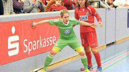 Stark in der Halle. Yuki Ogimi (r.), hier gegen Wolfsburgs Anna Blässe.