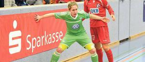 Stark in der Halle. Yuki Ogimi (r.), hier gegen Wolfsburgs Anna Blässe.