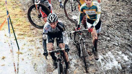 Matsch erwünscht. Bei den Deutschen Radcross-Meisterschaften in Bad Salzdetfurth will sich der Kleinmachnower Philipp Walsleben (links) am morgigen Sonntag den Titel vom Stahnsdorfer Christoph Pfingsten (rechts) zurückholen.