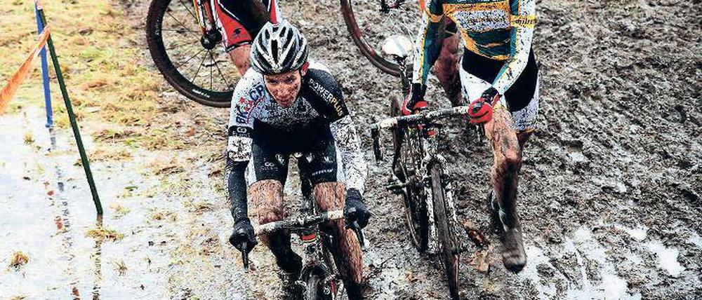 Matsch erwünscht. Bei den Deutschen Radcross-Meisterschaften in Bad Salzdetfurth will sich der Kleinmachnower Philipp Walsleben (links) am morgigen Sonntag den Titel vom Stahnsdorfer Christoph Pfingsten (rechts) zurückholen.