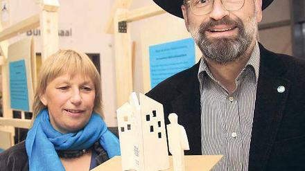 Zufluchtsort: Julia und Rainer Ehrt stellten das von ihnen entworfene Modell der Stele in Kleinmachnow vor.