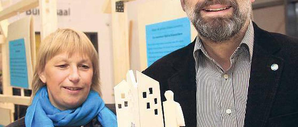 Zufluchtsort: Julia und Rainer Ehrt stellten das von ihnen entworfene Modell der Stele in Kleinmachnow vor.