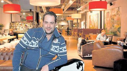 Wird er es schaffen? Gastronom Raab hofft, dass sein Restaurant gut ankommt. Die Fußballer des SV Babelsberg 03 kamen schon auf eine Pizza vorbei.
