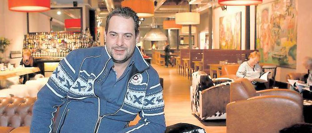 Wird er es schaffen? Gastronom Raab hofft, dass sein Restaurant gut ankommt. Die Fußballer des SV Babelsberg 03 kamen schon auf eine Pizza vorbei.
