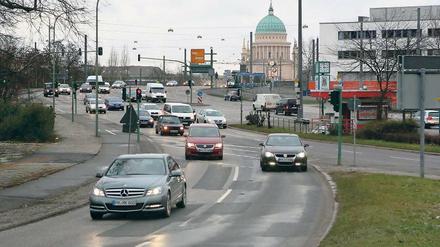 Gefährlich für Fußgänger und Radfahrer. Weil Autofahrer auf zwei Spuren von der Heinrich-Mann-Allee in die Straße Zum Brauhausberg abbiegen können, kracht es häufig am Leipziger Dreieck.