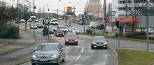 Gefährlich für Fußgänger und Radfahrer. Weil Autofahrer auf zwei Spuren von der Heinrich-Mann-Allee in die Straße Zum Brauhausberg abbiegen können, kracht es häufig am Leipziger Dreieck.