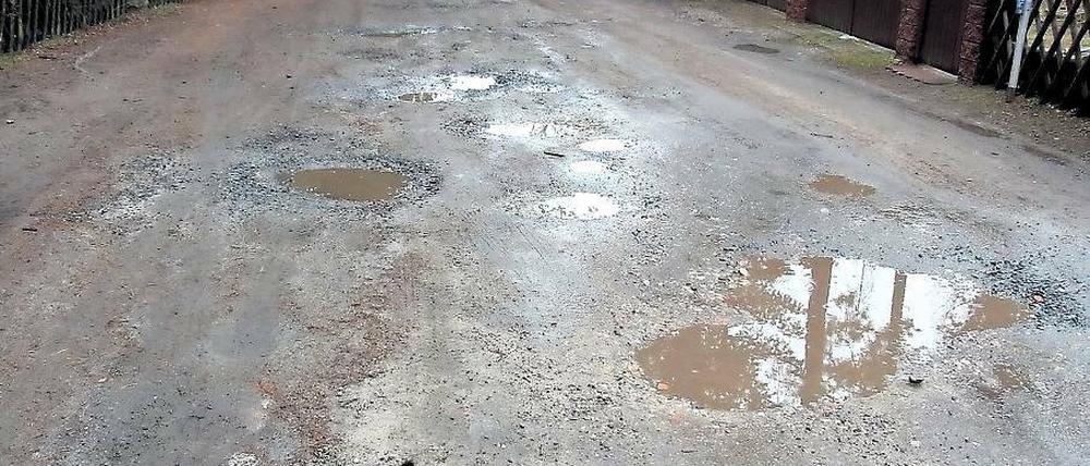 Löcher im Lehm. Der Wendensteig in Groß Glienicke ist eine Herausforderung für Achsen und Stoßdämpfer. Wegen des Lehmbodens hält sich nach Regenfällen das Wasser besonders lange in den Pfützen. Die Stadt kennt das Problem, hat jedoch derzeit keine Mittel, um die Straße auszubauen.