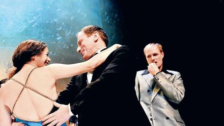 Rasende Eifersucht. Leontes (rechts, Wolfgang Vogler) wird von krankhafter Eifersucht zerfressen, während er das Treiben seiner lässig-lasziven Frau Hermione (Patrizia Carlucci, hier mit Christoph Hohmann als Polixenes) verfolgt.