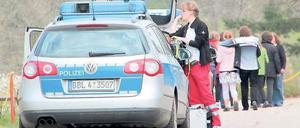 Nach dem Unfall: Polizei und Notarzt vor der Grundschule in Golzow.