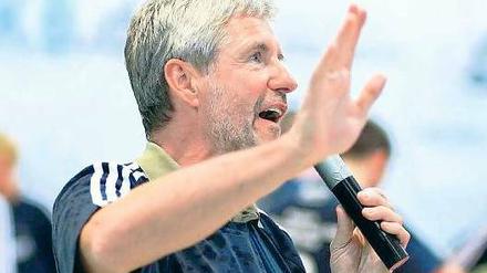 Holger Rupprecht (58) – hier nach dem Wiederaufstieg im Mai 2009 – ist seit 1996 Präsident des nun in Finanznöten steckenden Handball-Zweitligisten 1. VfL Potsdam.