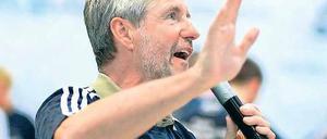 Holger Rupprecht (58) – hier nach dem Wiederaufstieg im Mai 2009 – ist seit 1996 Präsident des nun in Finanznöten steckenden Handball-Zweitligisten 1. VfL Potsdam.