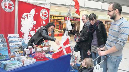 Flagge zeigen. Janine Frenzel (r.) denkt über Dänemark-Urlaub nach.