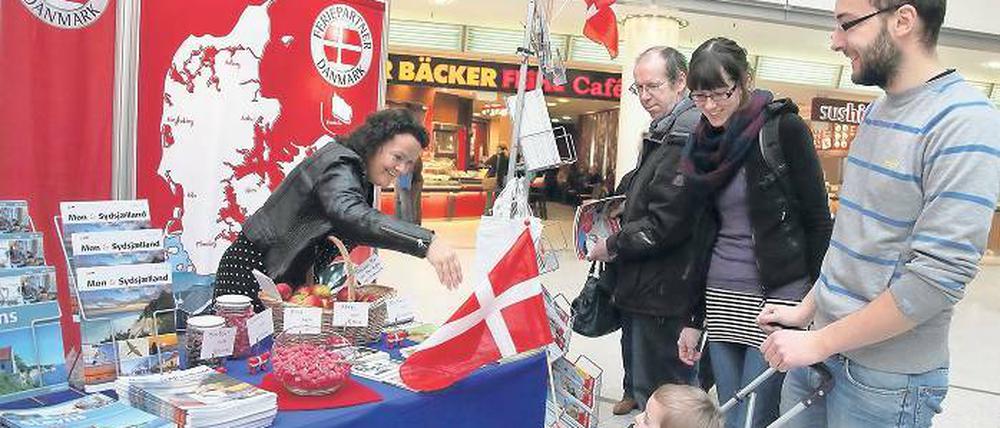 Flagge zeigen. Janine Frenzel (r.) denkt über Dänemark-Urlaub nach.