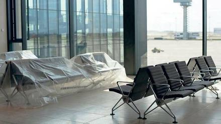 Eingepackt. Die schicken Polster im Terminal bleiben unbesetzt.