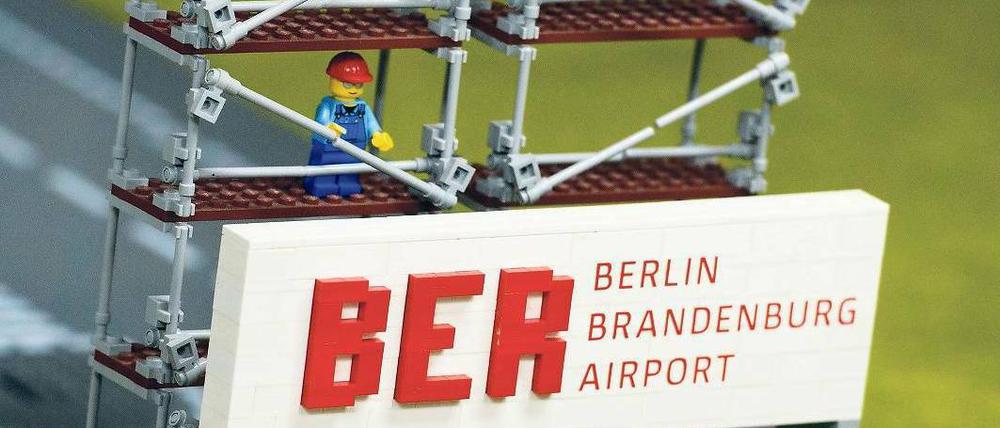 Es geht voran. Auf der BER-Baustelle ist der Tower längst fertig, das erste Flugzeug sogar angedockt, und im Frühjahr 2013 soll der gesamte Flughafen eröffnet werden – und zwar pünktlich. Gut, die Arbeiter bewegen sich nicht, aber immerhin: sie sind vor Ort, auf der Airport-Baustelle. Und Baustellenschäden werden einfach mit Klebstoff repariert. Der Mini-BER entsteht derzeit auf zehn Quadratmetern im Legoland Discovery Center am Potsdamer Platz in Berlin. 100 000 Steine werden in 500 Arbeitsstunden verbaut.