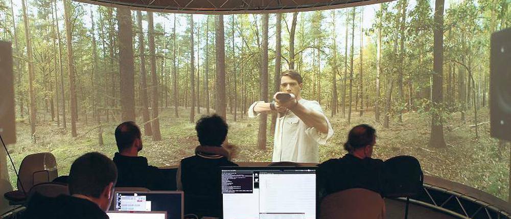 Im Visier. Im 180-Grad-Labor der Babelsberger Filmhochschule „Konrad Wolf“ sitzt das Publikum mitten im Film. Das Kinobild geht noch über den menschlichen Sehwinkel hinaus. Der Zuschauer soll so die Szenen beinahe wie ein wirkliches Erlebnis wahrnehmen. Wie genau das gehen soll, erforschen die Studenten und Professoren.