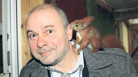 Angenagt. Bürgermeister Schmidt mit Eichhörnchen Freddy.