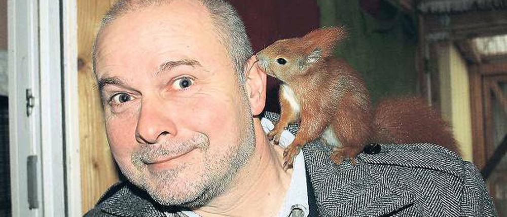 Angenagt. Bürgermeister Schmidt mit Eichhörnchen Freddy.