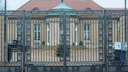 In Privatbesitz. Die Adlon-Villa am Lehnitzsee in Neu Fahrland lockt derzeit viele Neugierige an. Für den ZDF-Dreiteiler wurde hier gedreht. Zu besichtigen ist das Haus aber nicht.