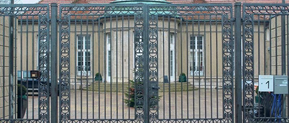 In Privatbesitz. Die Adlon-Villa am Lehnitzsee in Neu Fahrland lockt derzeit viele Neugierige an. Für den ZDF-Dreiteiler wurde hier gedreht. Zu besichtigen ist das Haus aber nicht.