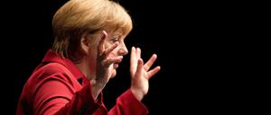 Not amused: Die Bundeskanzlerin blickt mit Sorge auf das Debakel am Berliner Flughafen.