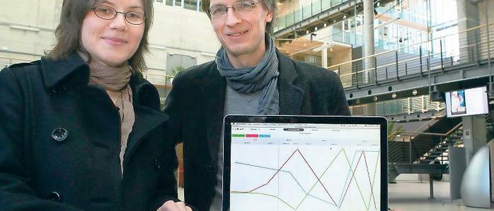 Storyteller. Evi Goldbrunner und Joachim Dollhopf mit ihrer Software.