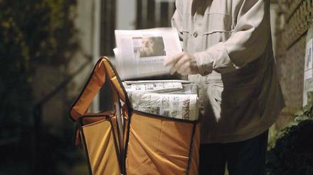 Minijobber, wie Zeitungszusteller, können nun 50 Euro mehr verdienen.