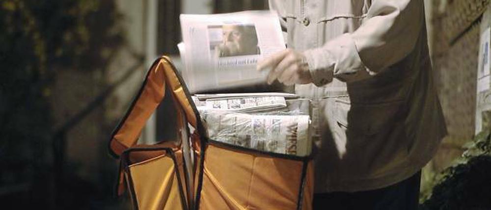 Minijobber, wie Zeitungszusteller, können nun 50 Euro mehr verdienen.