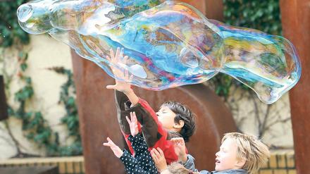 Unbeschwert groß werden. Viele Kitaerzieher sehen Nachholbedarf beim Kinderschutz.