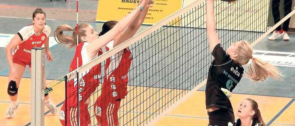 Spannender Kampf im Hinspiel. Vom sicheren Block des SC Potsdam – hier Lucia Fresco und Kathy Radzuweit – wird in Wiesbaden vieles abhängen.