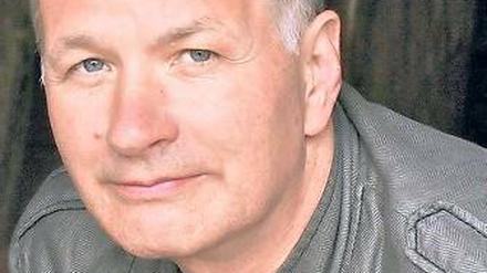 Singt und spielt Gitarre. Schauspieler Thomas Rühmann.