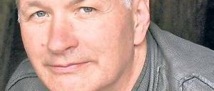 Singt und spielt Gitarre. Schauspieler Thomas Rühmann.