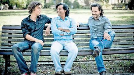 Lasst es uns einfach probieren. Zuerst war da nur die Lust am Zusammenspiel, mittlerweile sind Sebastian Schulze, Soumitra Paul und Heiner Stilz (v.l.) das Trio Ek Safar.