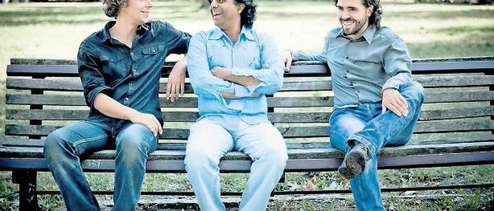 Lasst es uns einfach probieren. Zuerst war da nur die Lust am Zusammenspiel, mittlerweile sind Sebastian Schulze, Soumitra Paul und Heiner Stilz (v.l.) das Trio Ek Safar.