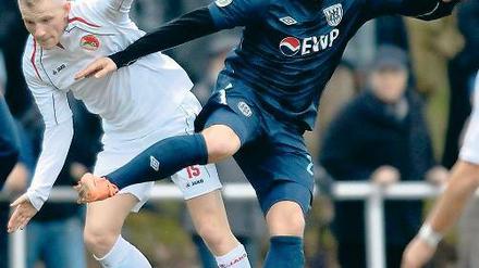 Zweikampf. Kevin Kruschke (l.) und Babelsbergs Dennis Lemke.