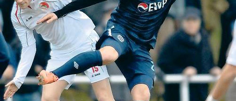 Zweikampf. Kevin Kruschke (l.) und Babelsbergs Dennis Lemke.