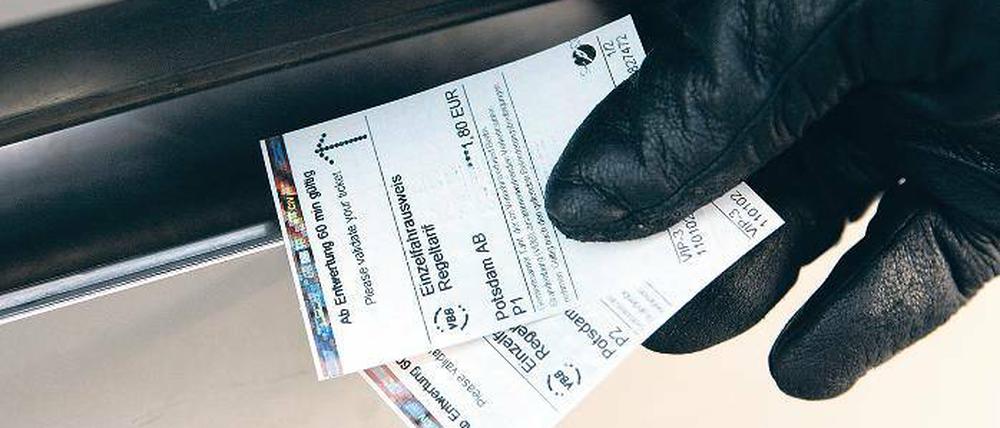 Die Fahrscheine bitte! Wer dieser Aufforderung in Bus und Tram gelassen entgegensehen will, muss ab sofort tiefer in die Tasche greifen. Die Kurzstrecke kostet seit 1. Januar 1,30 Euro statt 1,20 Euro, die Normalfahrt ist jetzt mit 1,80 Euro ebenfalls zehn Cent teurer.
