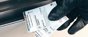 Die Fahrscheine bitte! Wer dieser Aufforderung in Bus und Tram gelassen entgegensehen will, muss ab sofort tiefer in die Tasche greifen. Die Kurzstrecke kostet seit 1. Januar 1,30 Euro statt 1,20 Euro, die Normalfahrt ist jetzt mit 1,80 Euro ebenfalls zehn Cent teurer.