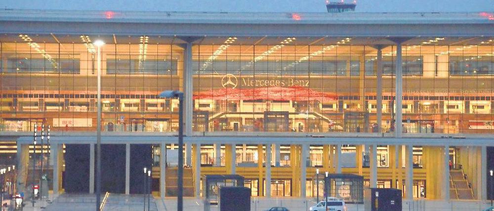Licht an. Der Bau steht. Er wird bewacht. Beleuchtet. Es fliegt nur nichts.