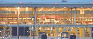 Licht an. Der Bau steht. Er wird bewacht. Beleuchtet. Es fliegt nur nichts.