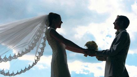 Qual der Wahl. Wer in Potsdam heiratet, braucht das nicht im Stadthaus zu tun. Gegen einen Aufpreis stehen auch die Kirche am Neuendorfer Anger (o.l.), das Schloss Kartzow (o.r.), das Herrenhaus des Kronguts Bornstedt (u.l.) sowie das Maurische Kabinett des Belvedere-Schlosses auf dem Pfingstberg (u.r.) zur Verfügung.