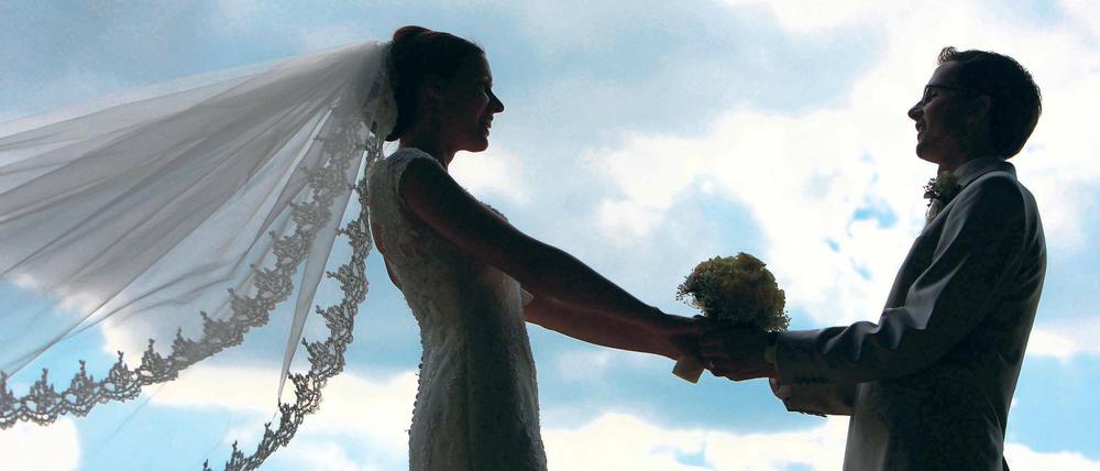 Qual der Wahl. Wer in Potsdam heiratet, braucht das nicht im Stadthaus zu tun. Gegen einen Aufpreis stehen auch die Kirche am Neuendorfer Anger (o.l.), das Schloss Kartzow (o.r.), das Herrenhaus des Kronguts Bornstedt (u.l.) sowie das Maurische Kabinett des Belvedere-Schlosses auf dem Pfingstberg (u.r.) zur Verfügung.